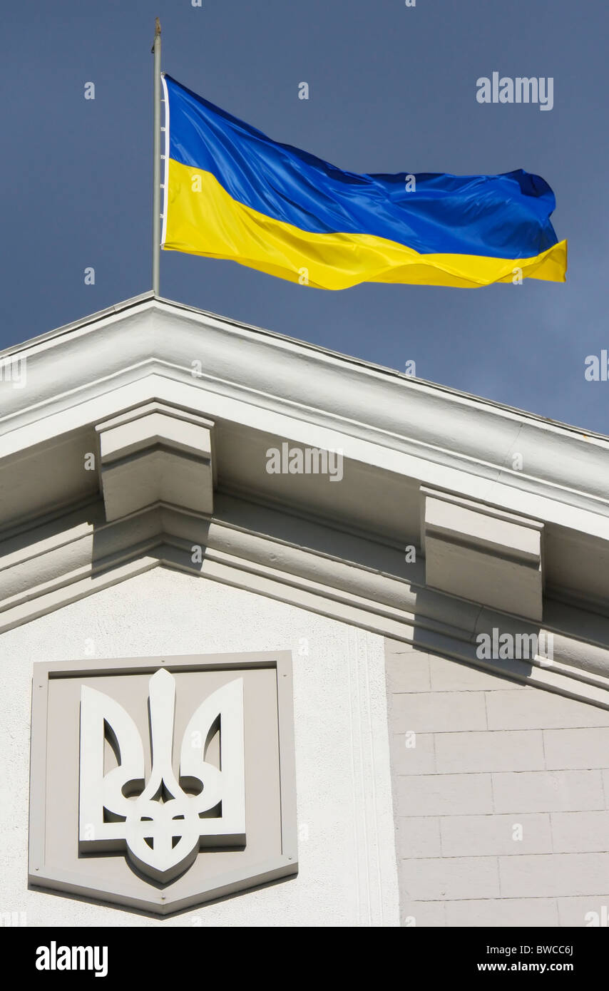 L'Ucraino bandiera sventola su un edificio del governo nella capitale Kiev Foto Stock