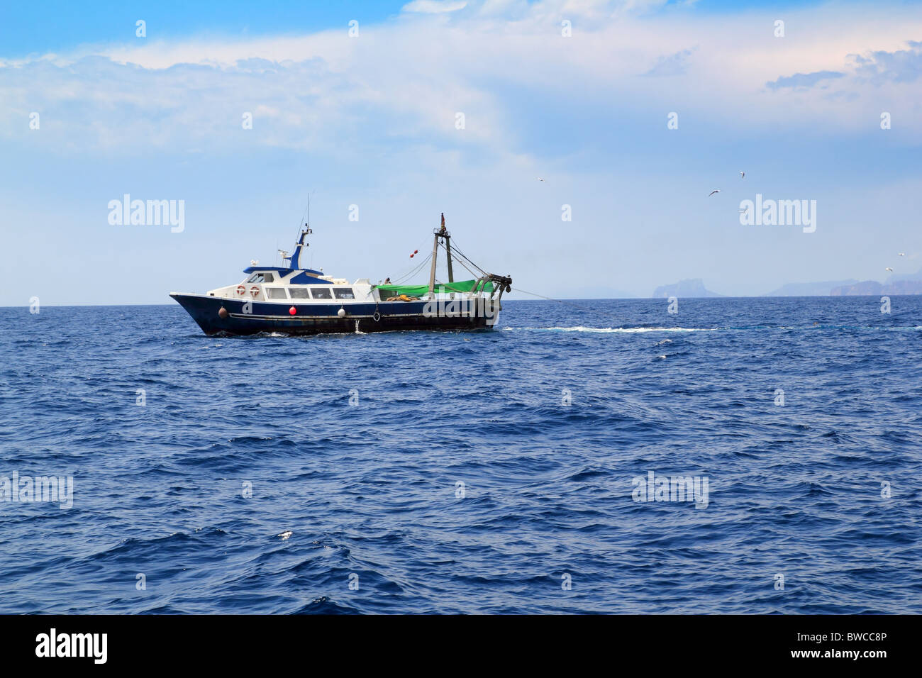La pesca a strascico barca professionale lavorando in blu oceano mare Foto Stock