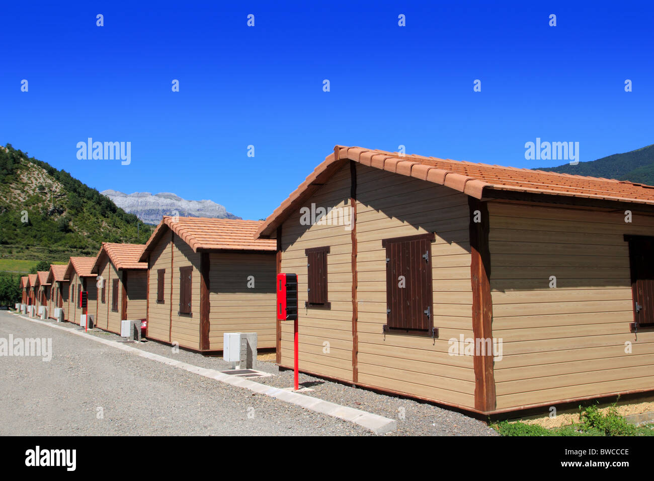 Bungalow in legno case in area camping nei Pirenei Foto Stock