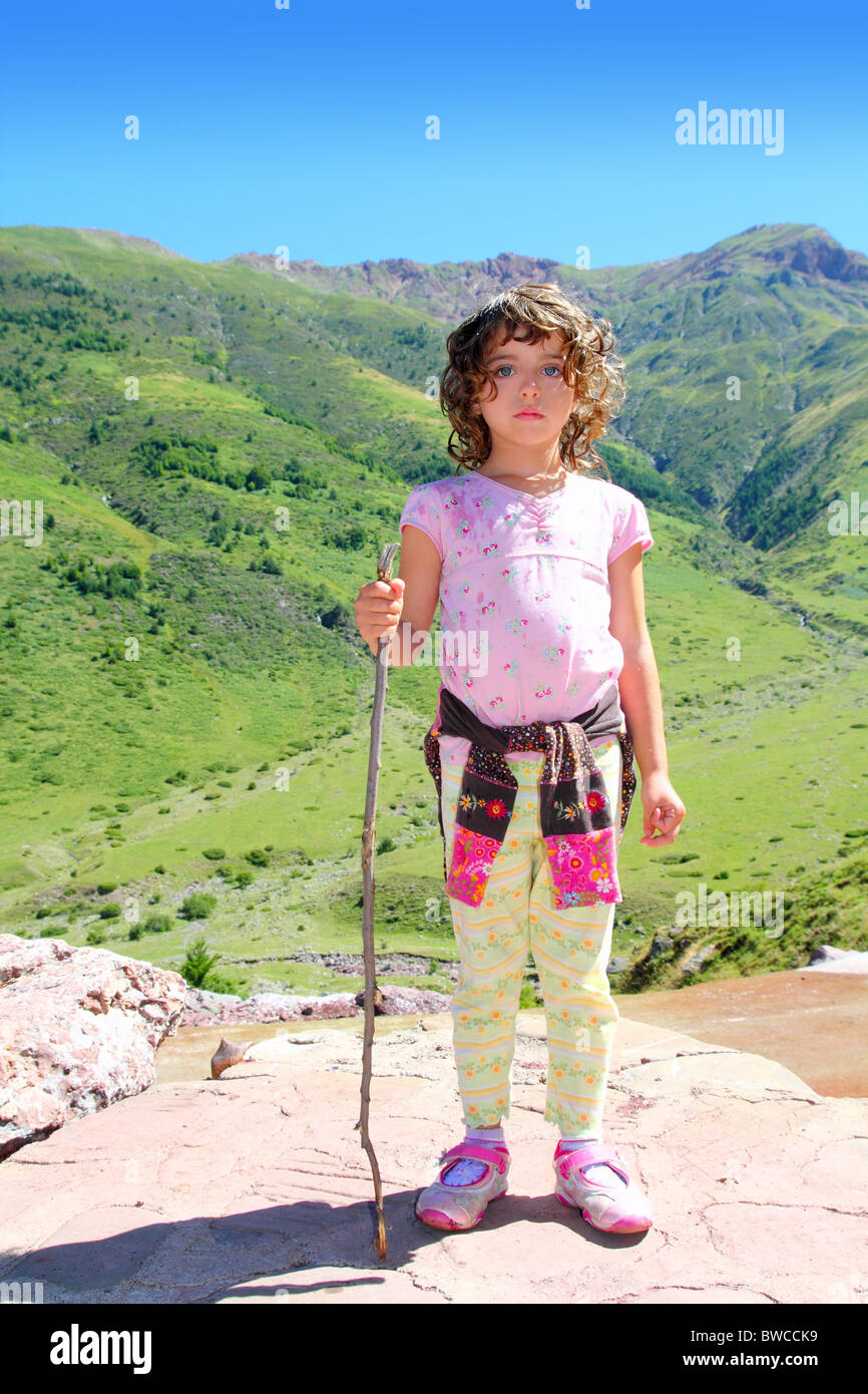 Explorer ragazza di montagna escursionista stick canna esterna verde panorama della valle Foto Stock