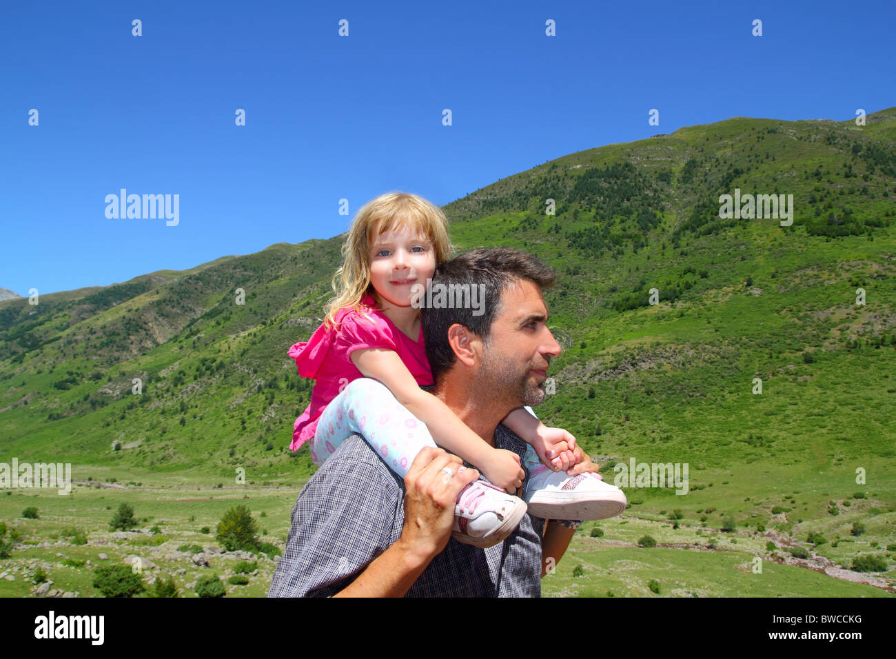 Explorer mountain bambina e padre in verde all'aperto panorama della valle Foto Stock