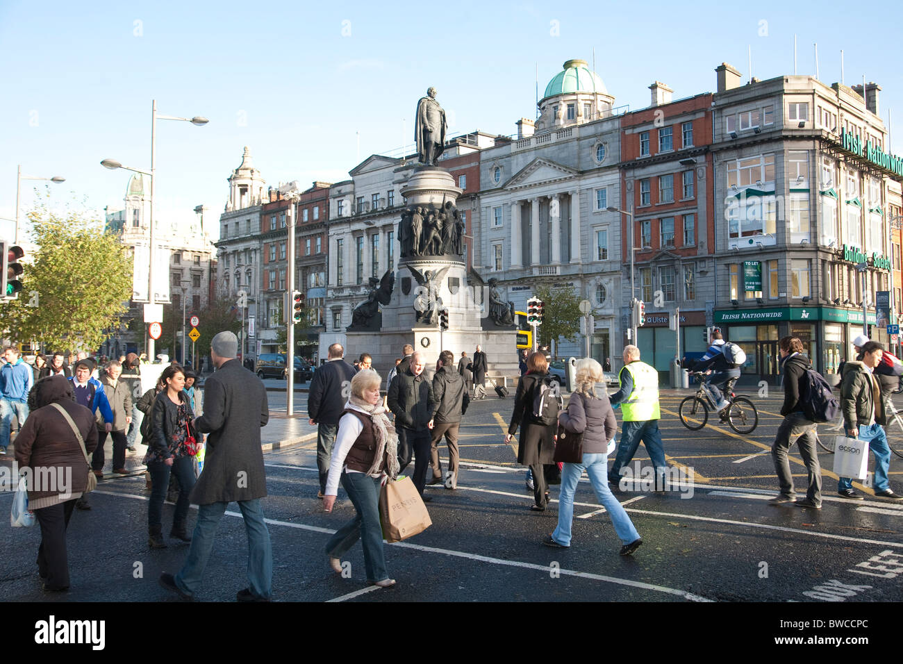 Pendolari a piedi passato l'O'Connell monumento centrale di Dublino in Irlanda. Foto:Jeff Gilbert Foto Stock