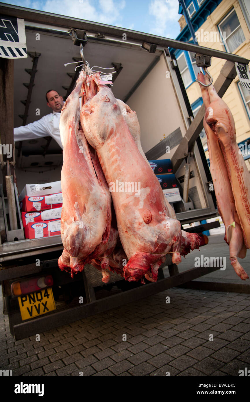 Carni fresche di essere consegnati per una famiglia piccola macelleria, Aberystwyth Wales UK Foto Stock