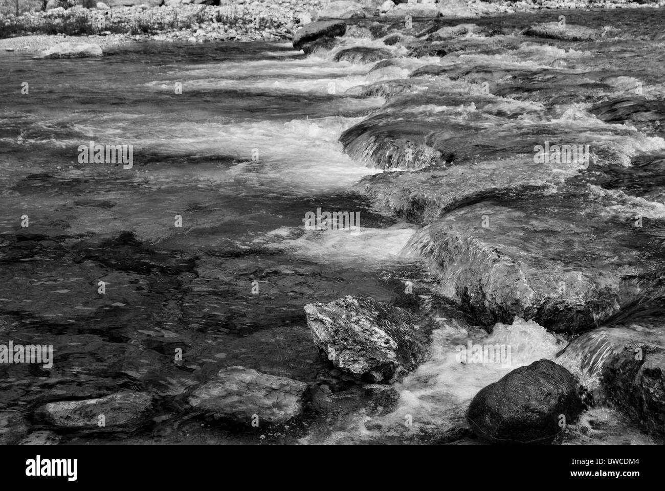 Flusso di acqua pulita e fresca di montagna, Foto Stock