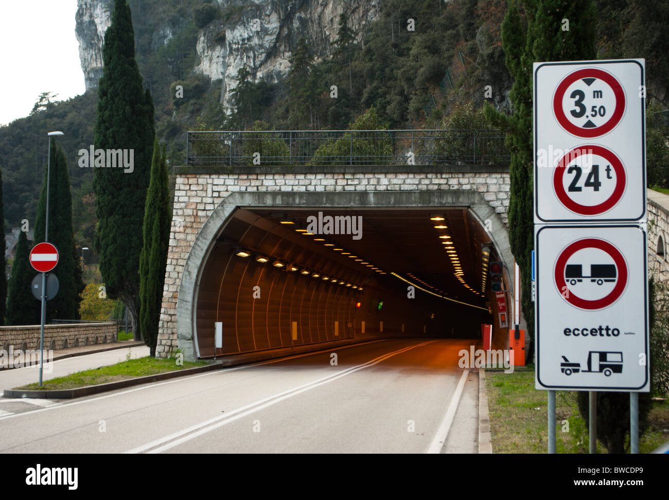 Accesa con tunnel stradale e i segnali stradali Foto Stock