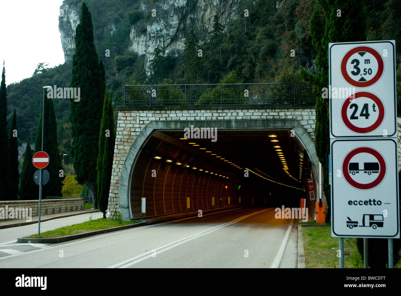 Accesa con tunnel stradale e i segnali stradali Foto Stock