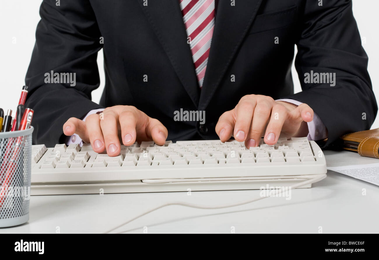 Foto di maschio le mani sulla tastiera bianco premendo i pulsanti durante il lavoro Foto Stock