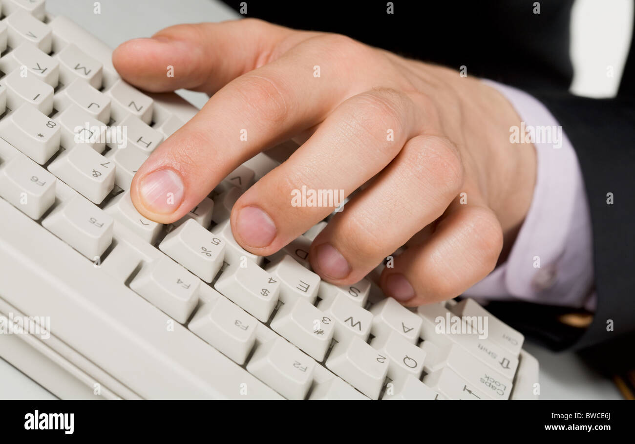 Immagine delle dita umane sui pulsanti della tastiera durante il computer di lavoro Foto Stock