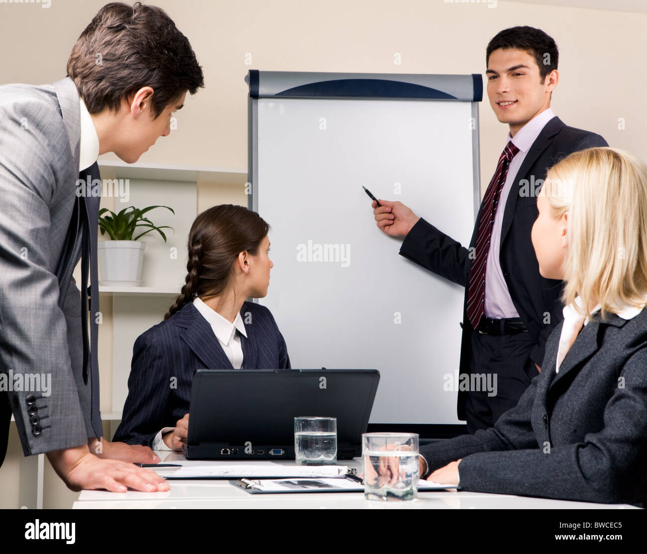 Foto di imprenditore di successo lezione di lettura ai suoi colleghi in occasione della presentazione del nuovo progetto Foto Stock