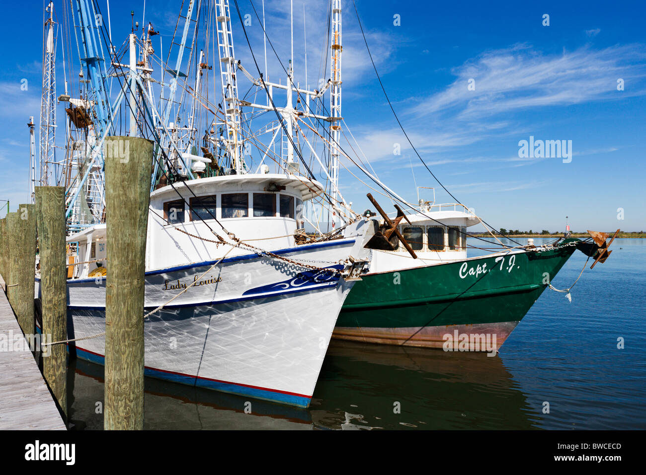 Le navi per la pesca a strascico ormeggiata in porto sul fiume Apalachicola, Apalachicola, costa del Golfo della Florida, Stati Uniti d'America Foto Stock