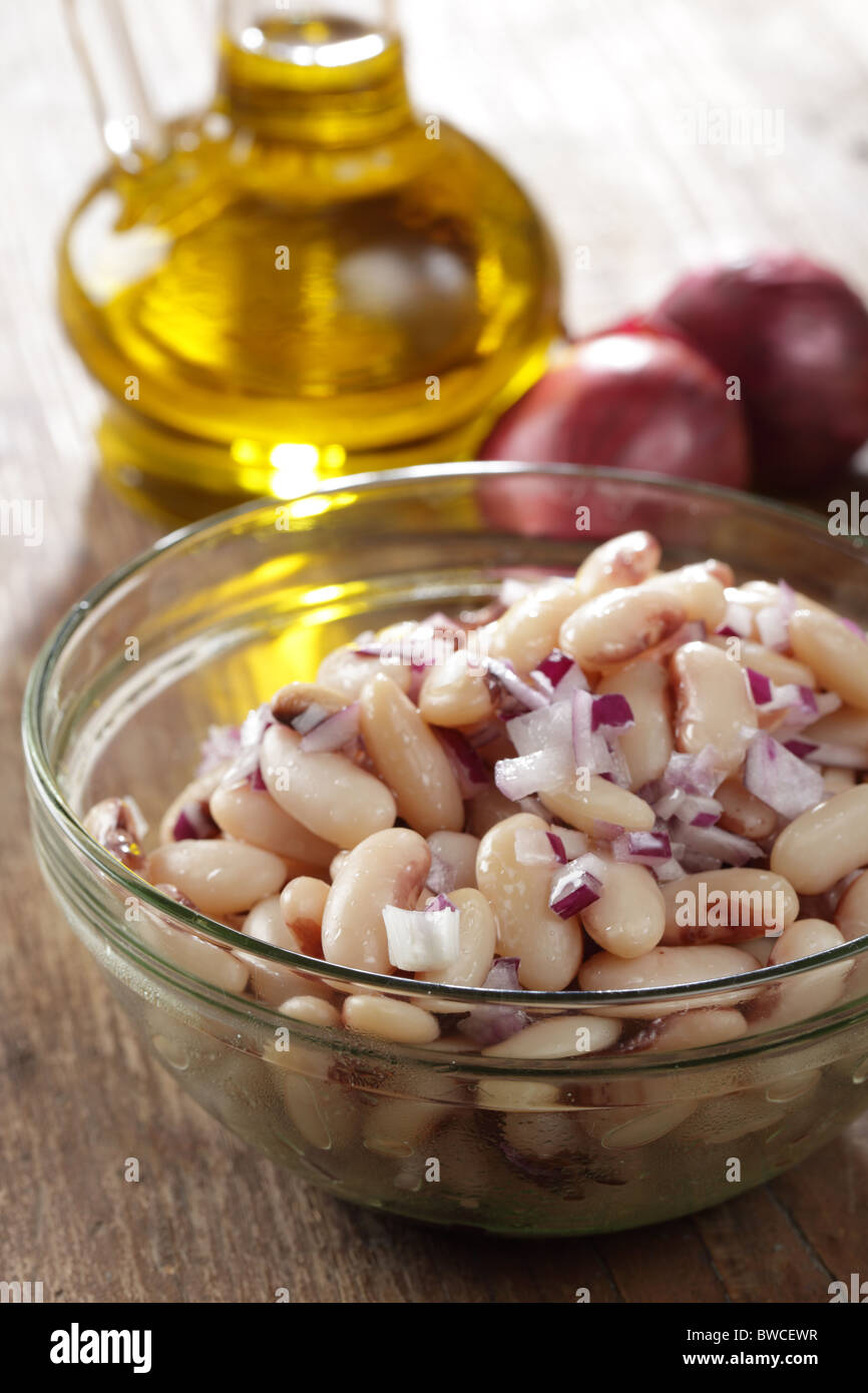 White insalata di fagioli in una ciotola di vetro Foto Stock