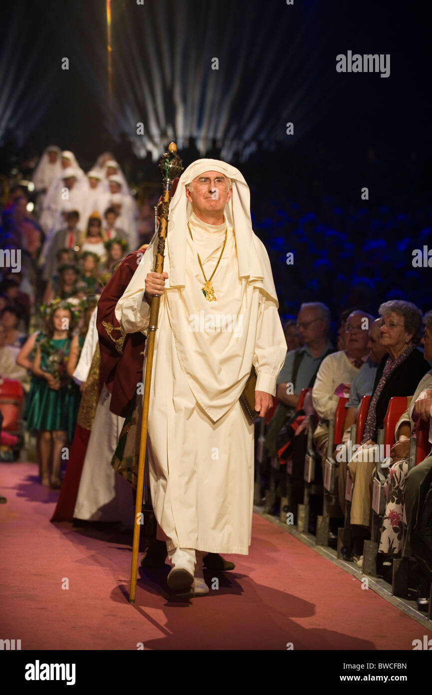 Gorsedd dei cantori a piedi in processione attraverso il padiglione presso l'Eisteddfod nazionale del Galles Welsh annuale festival culturale Foto Stock