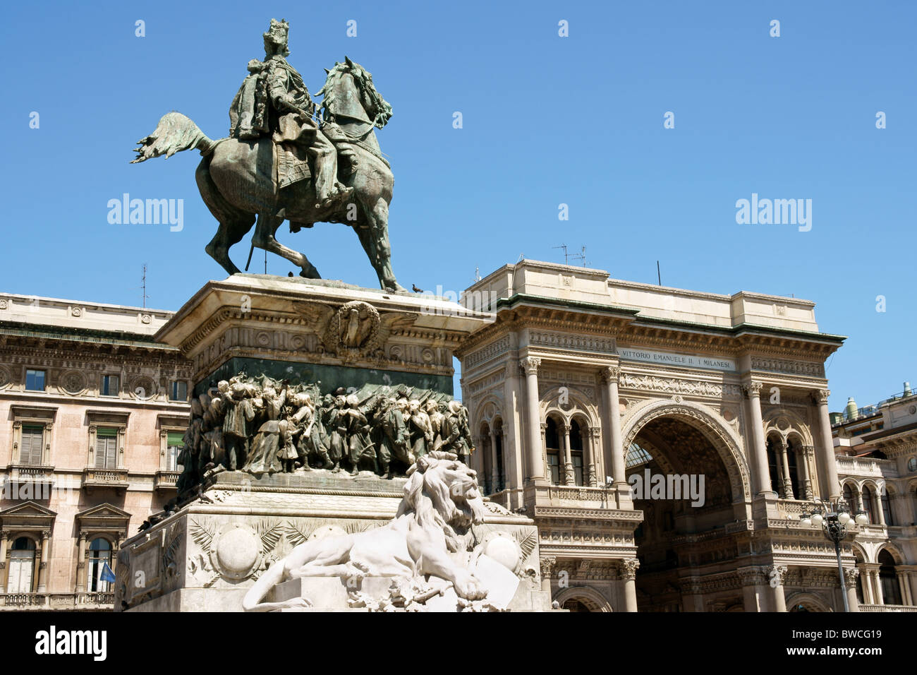 Galleria Vittorio Emanuele II e il monumento equestre dedicato al re italiano in Piazza del Duomo di Milano. Foto Stock