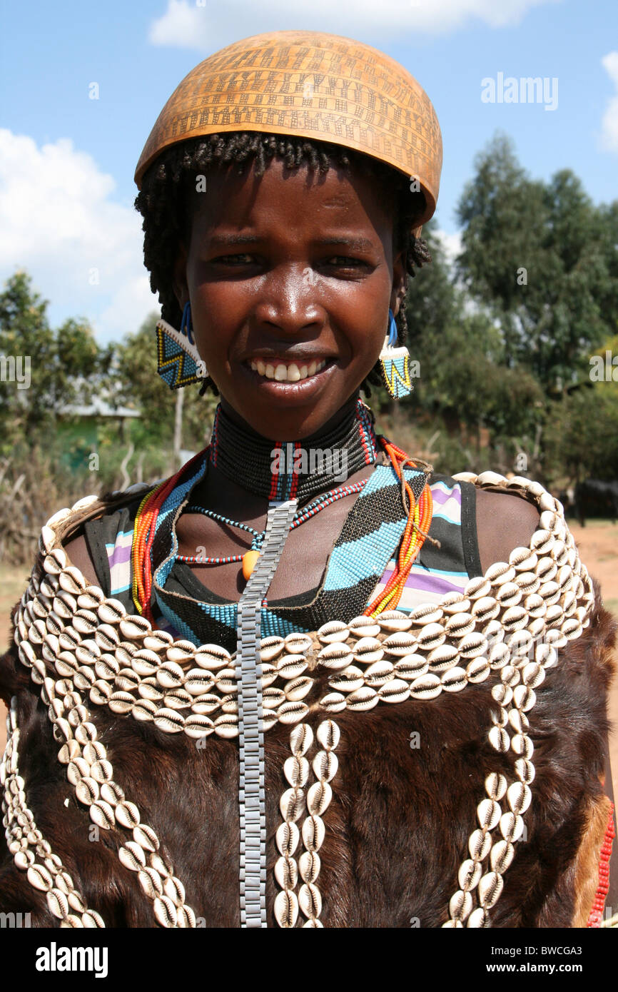 Sorridente Bana donna tribale prese a Key Afer, Valle dell'Omo, Etiopia Foto Stock