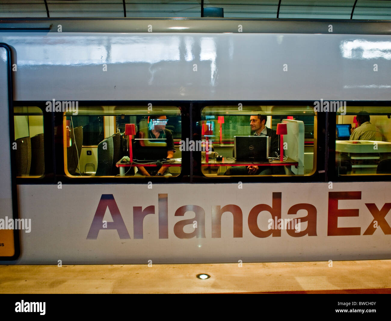 Stazione di lavoro sul bordo dell'Arlanda Express airport train a Stoccolma Svezia Foto Stock