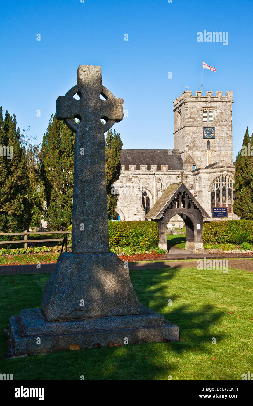 Tipico paese inglese villaggio chiesa e Memoriale di guerra, xiii secolo Chiesa di tutti i santi a Broad Chalke, Wiltshire, Inghilterra, Regno Unito Foto Stock