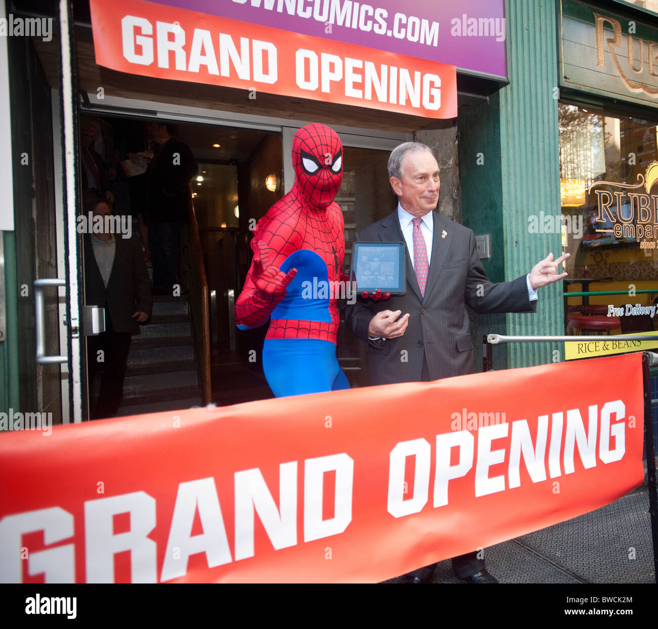 Il sindaco di New York Michael Bloomberg e Spider-Man compare in corrispondenza del magazzino del centro di Midtown Comics di New York Foto Stock