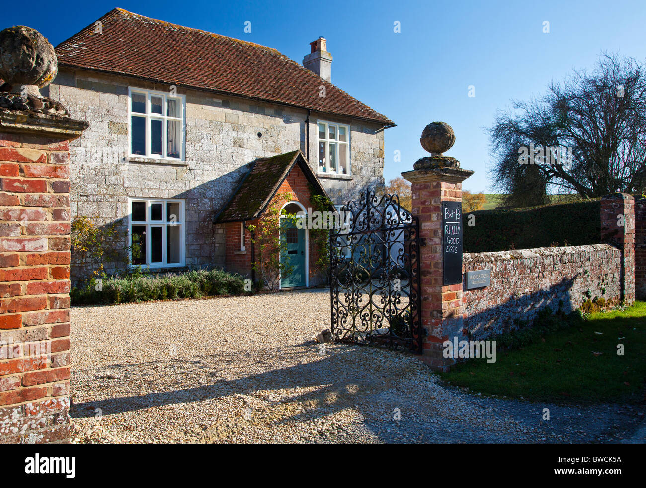 Una tipica pietra inglese colonica in ampia Chalke, Wiltshire, Inghilterra, Regno Unito Foto Stock