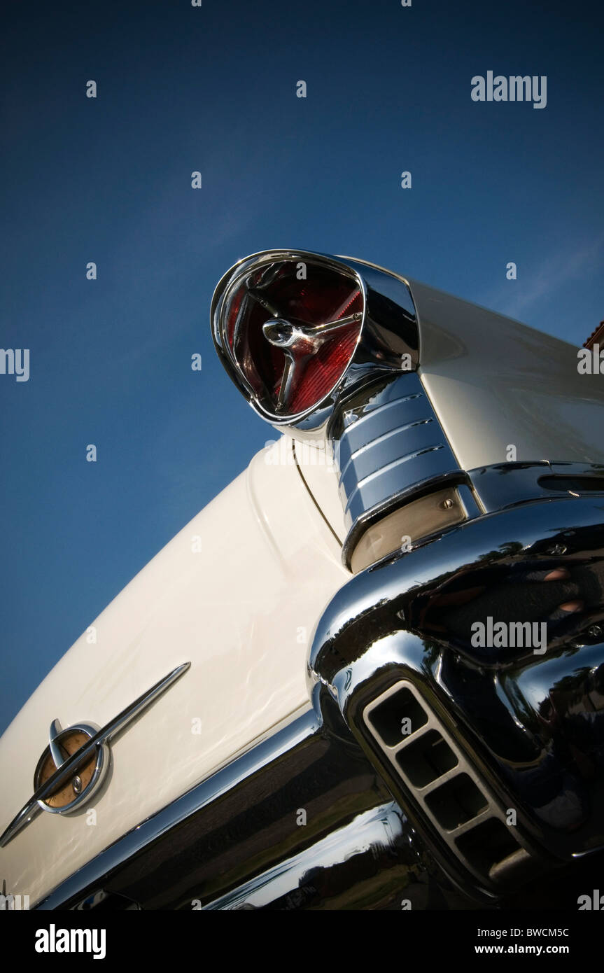 1956 americano Oldsmobile auto automobili pinna di coda alette tailfin tailfins anni cinquanta 1950 us stati uniti d'America diciannove anni cinquanta nineteenfifties tailli luce Foto Stock