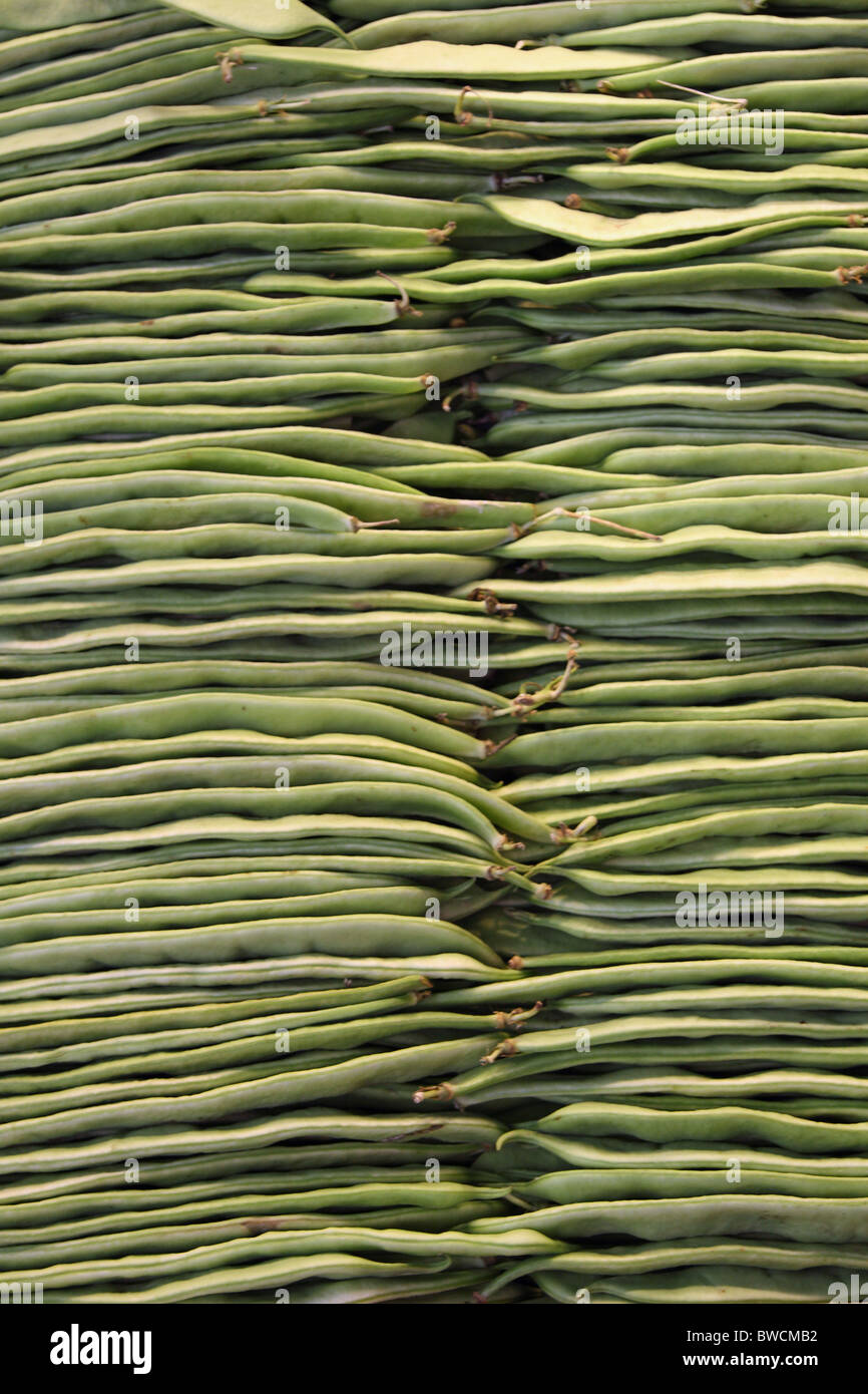 Fagioli verdi impilati sul mercato in stallo Foto Stock