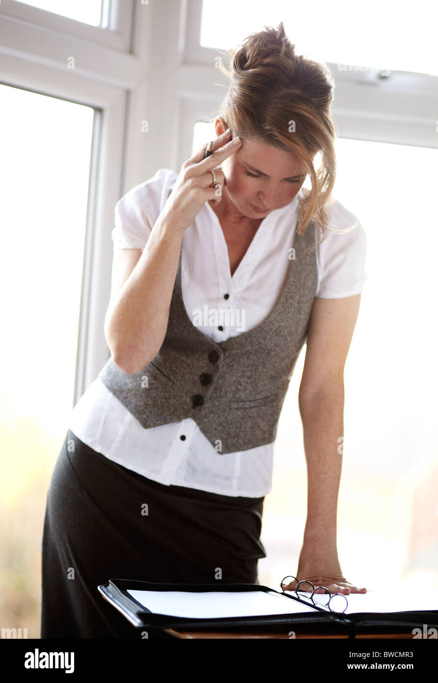 Donna in ufficio Foto Stock