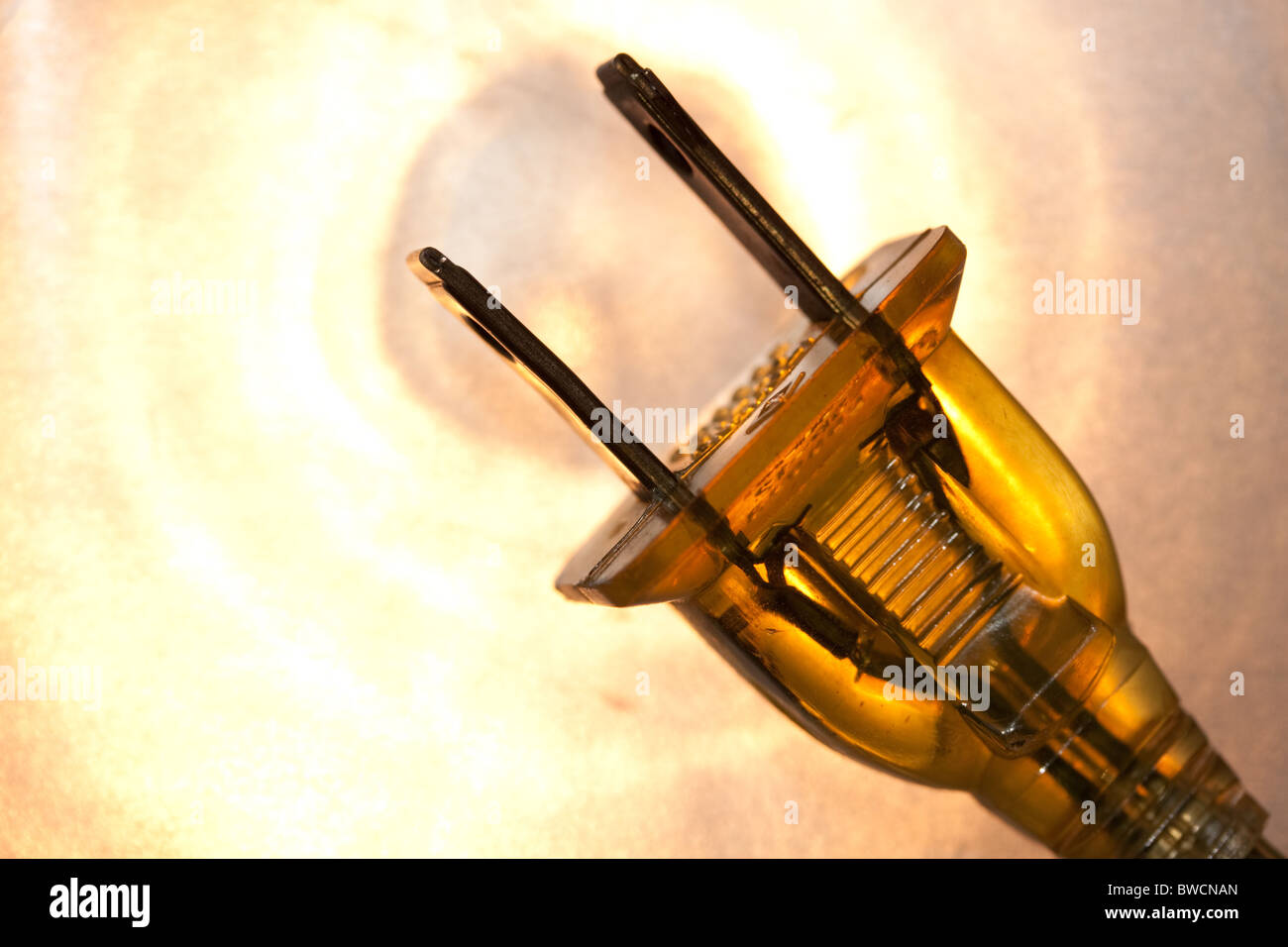 Vedere attraverso la spina elettrica con sfondo solare Foto Stock