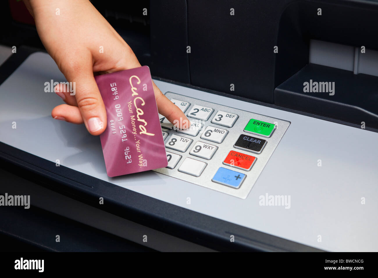 Stati Uniti d'America, Illinois, Metamora, persona utilizza ATM Foto Stock
