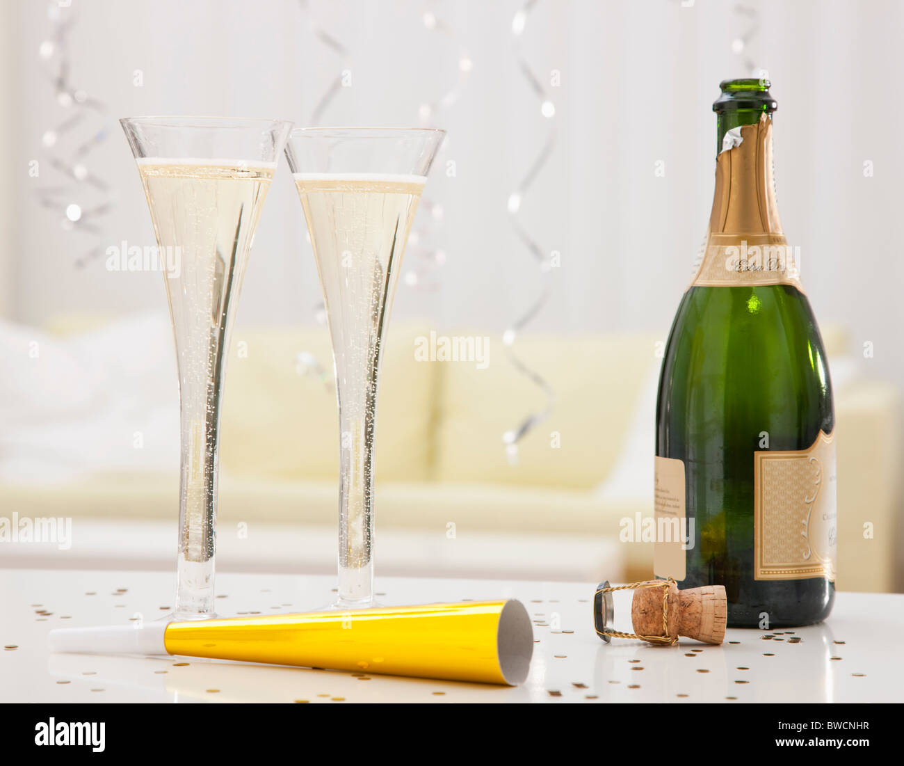 Stati Uniti d'America, Illinois, Metamora, Champagne flauti e bottiglia sul tavolo di partito Foto Stock