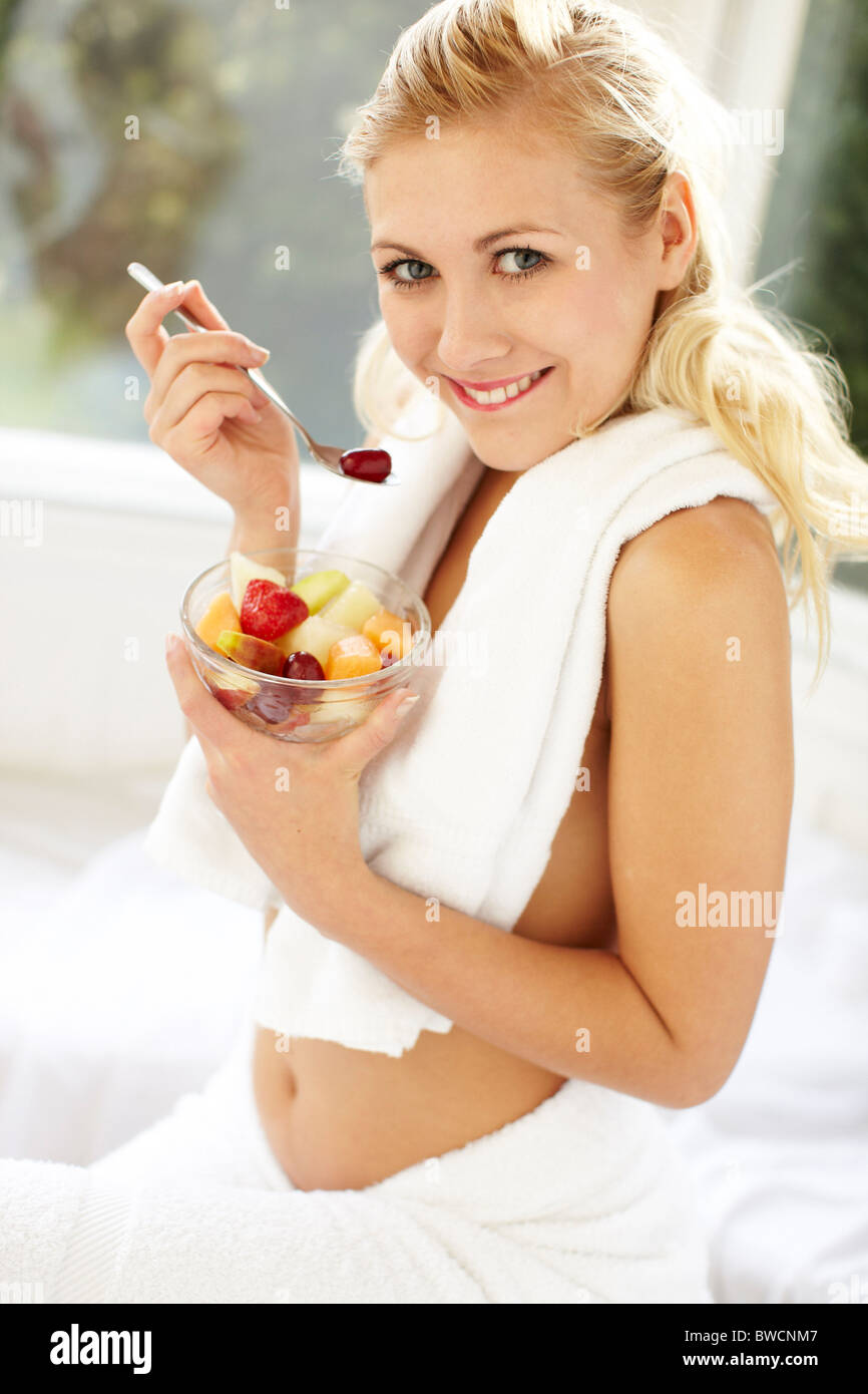 Donna mangiare la frutta Foto Stock