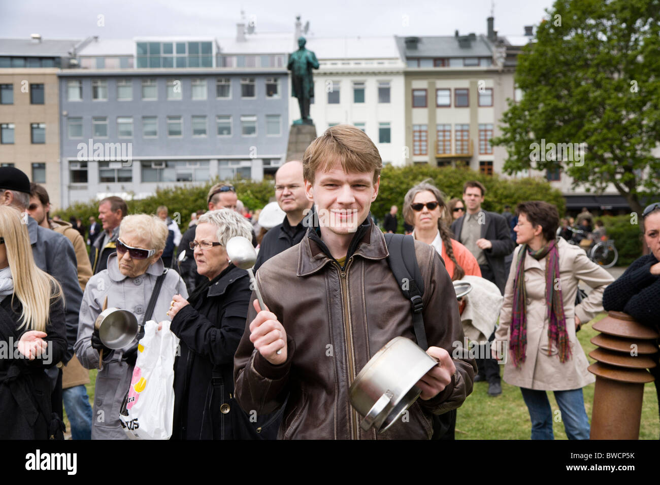 Reykjavik - Islanda, 9 Giugno 2009: popolo dimostrano al di fuori Althingi, il parlamento islandese ha a Austurvollur. Foto Stock