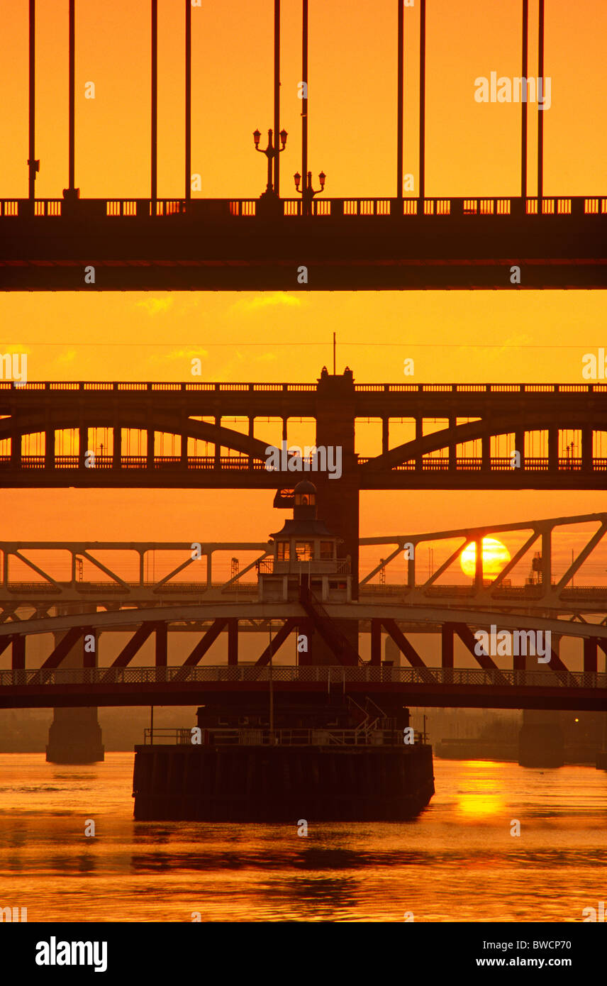 Una vista al tramonto di Newcastle Quayside e Tyne Bridge Foto Stock