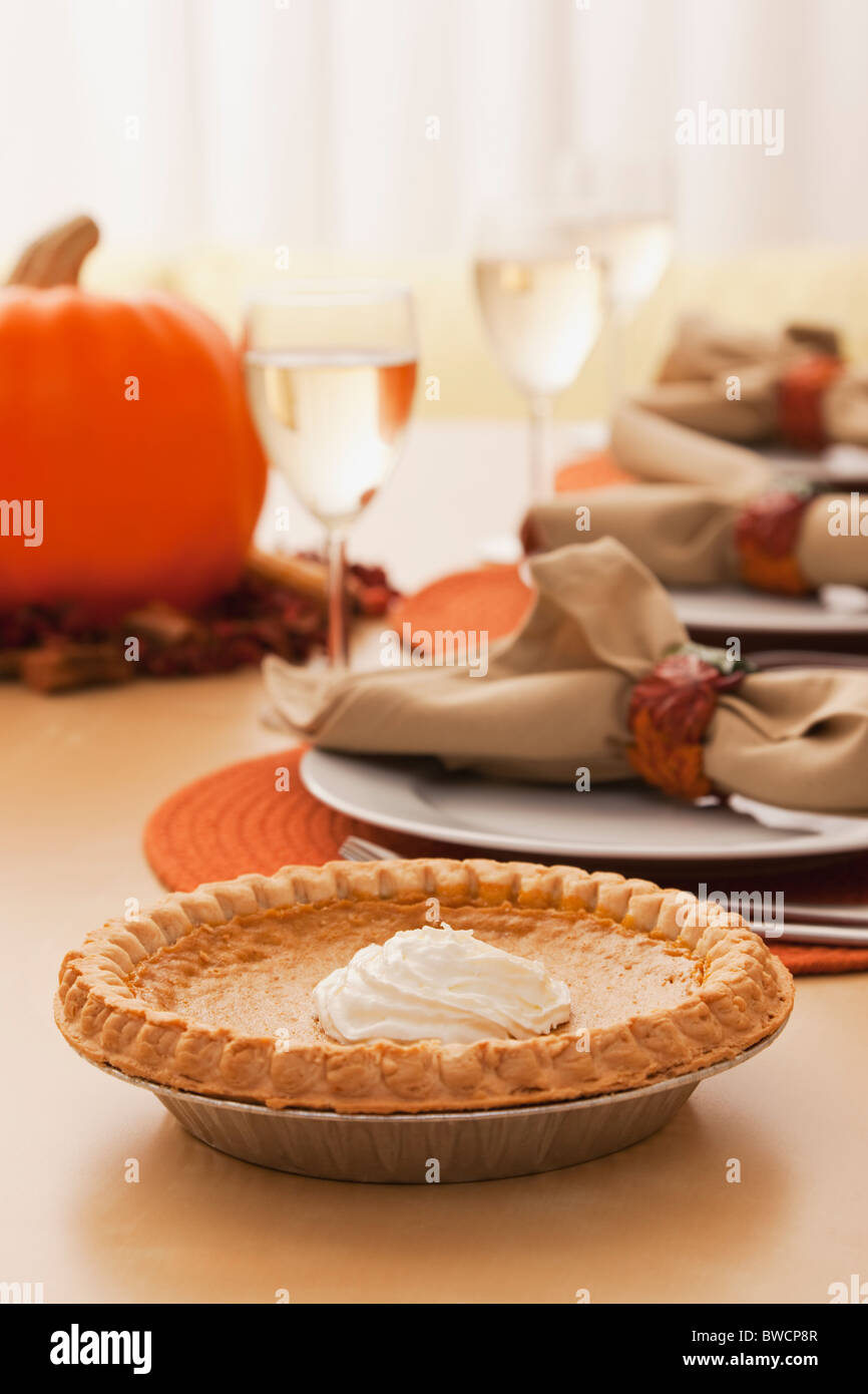 Stati Uniti d'America, Illinois, Metamora, tavolo da pranzo con torta di zucca Foto Stock