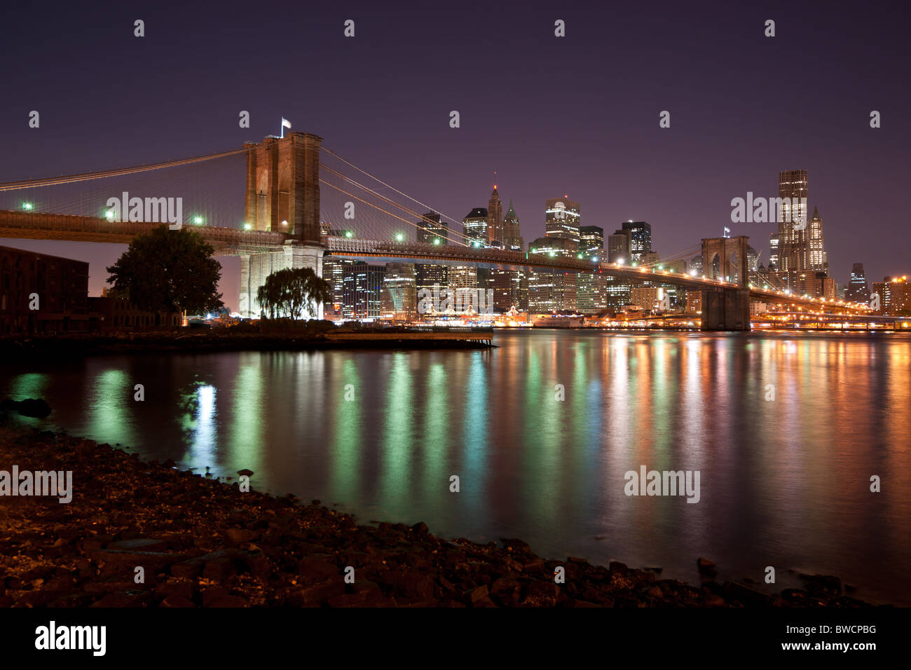 Drammatica e splendida vista del ponte di Manhattan a New York City in background Foto Stock