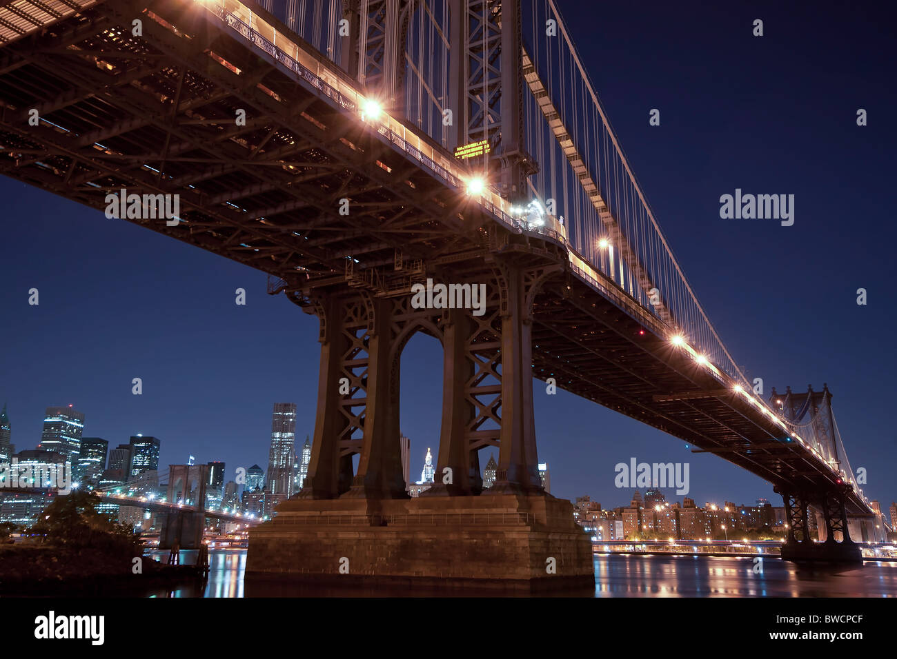 Basso e ampio angolo del ponte di Brooklyn, a New York City in background Foto Stock