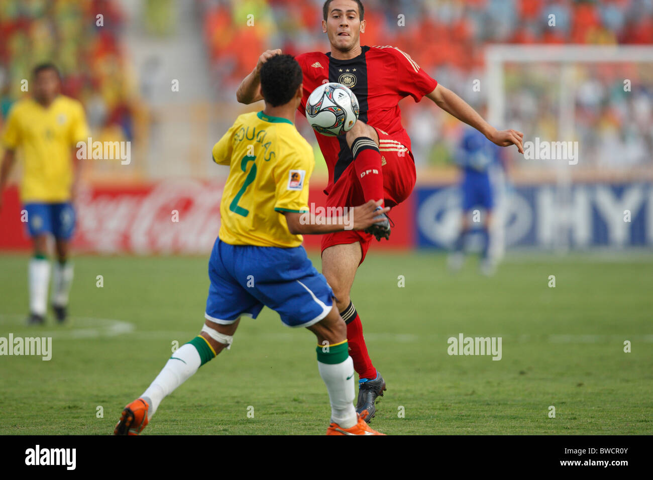 Mario Vrancic di Germania (r) si estende per la sfera contro Douglas del Brasile (l) durante un 2009 FIFA U-20 World Cup quarterfinal Foto Stock