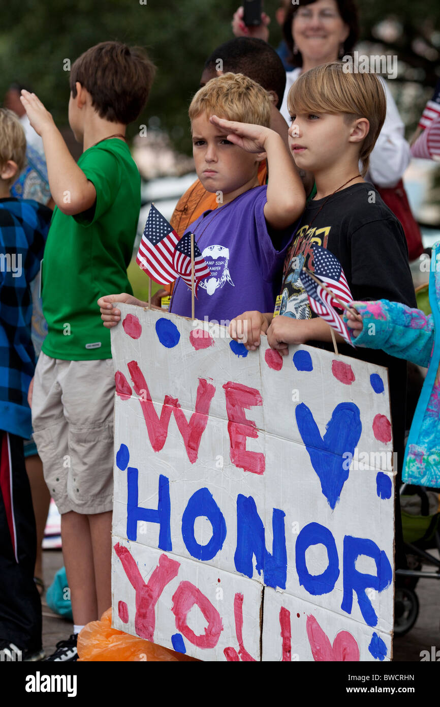 I bambini delle elementari omaggio al veterano annuale del giorno parade fino Congress Avenue verso il Campidoglio di Austin in Texas Foto Stock
