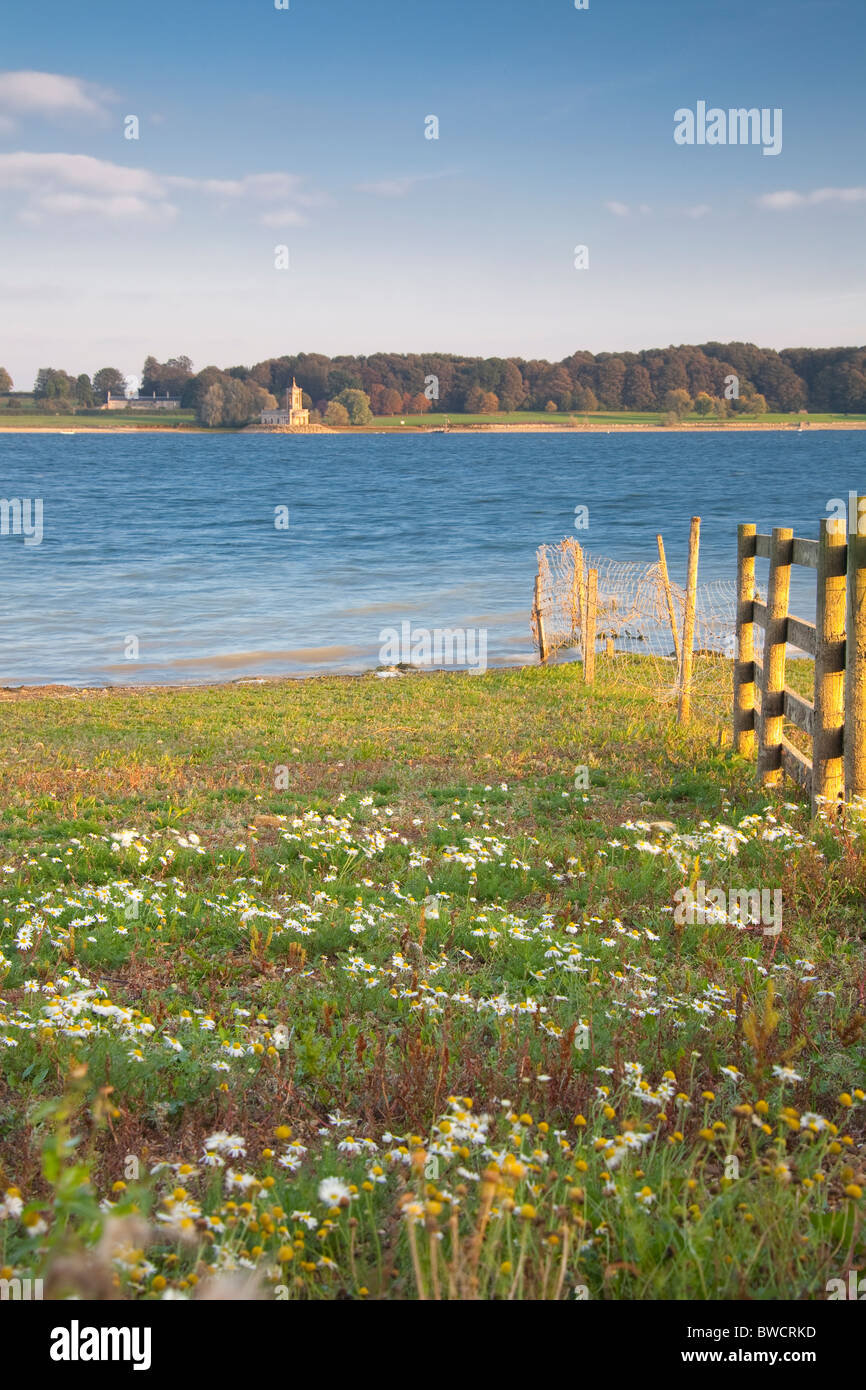 Vedute di Rutland acqua, vicino a Oakham, Rutland, Inghilterra per Normanton chiesa. Foto Stock