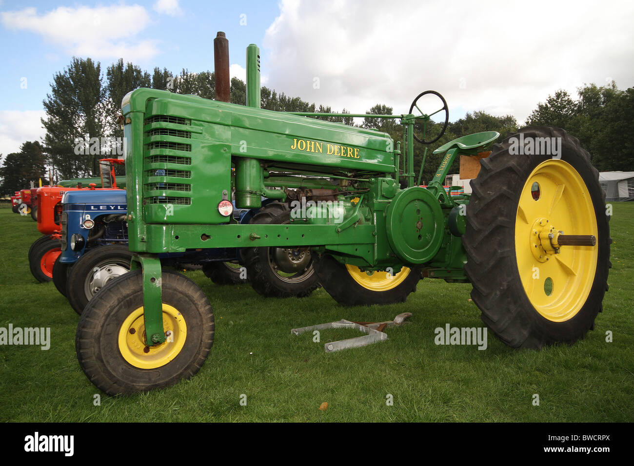 Il vecchio trattore John Deere rinnovato e sul display. Foto Stock