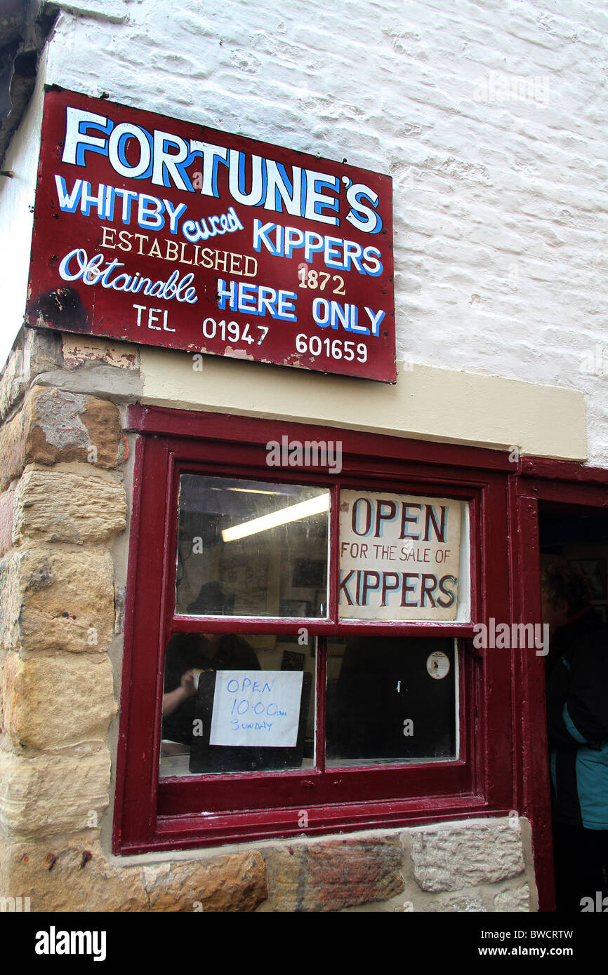 Whitby Kipper fumatori concessionario. Foto Stock