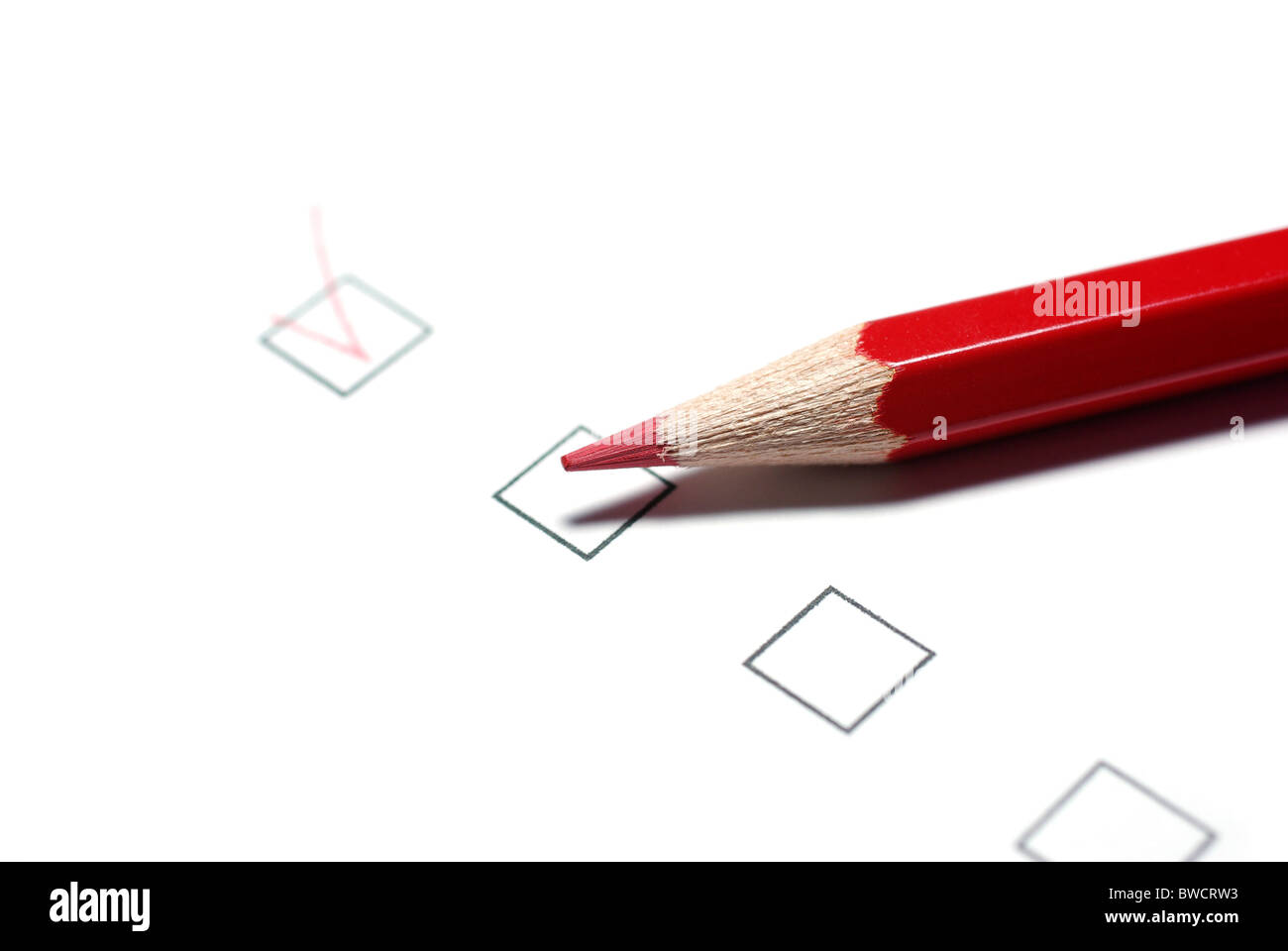 Matita rossa e le caselle di controllo isolato su sfondo bianco. Foto Stock