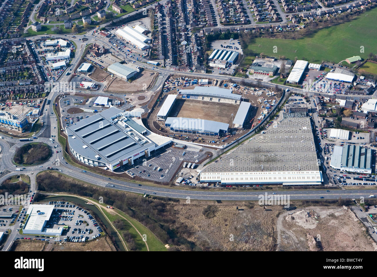 Vista aerea del Tesco's Super Extra Store accanto a Chesterfield Football Club nuovo B2Net Soccer Stadium in costruzione Foto Stock