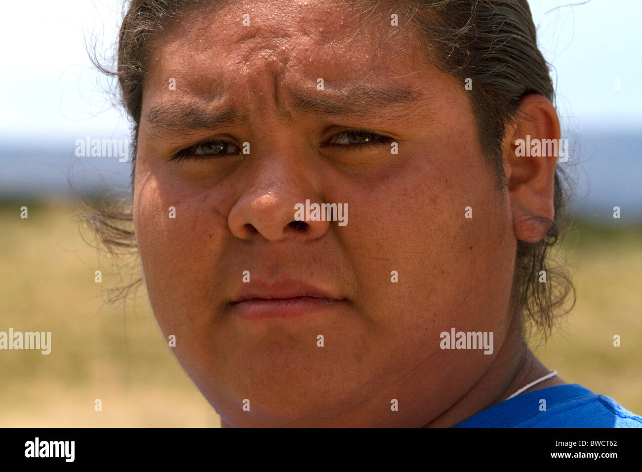 Pueblo nativo adolescente a Santo Domingo Pueblo, Nuovo Messico, Stati Uniti d'America. Signor Foto Stock