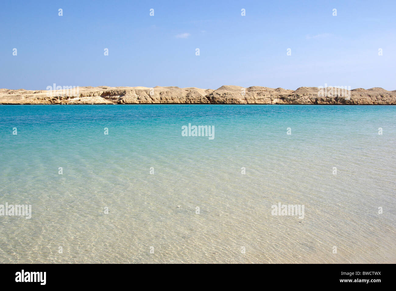 Bellissimo paesaggio marino con il deserto egiziano. Foto Stock