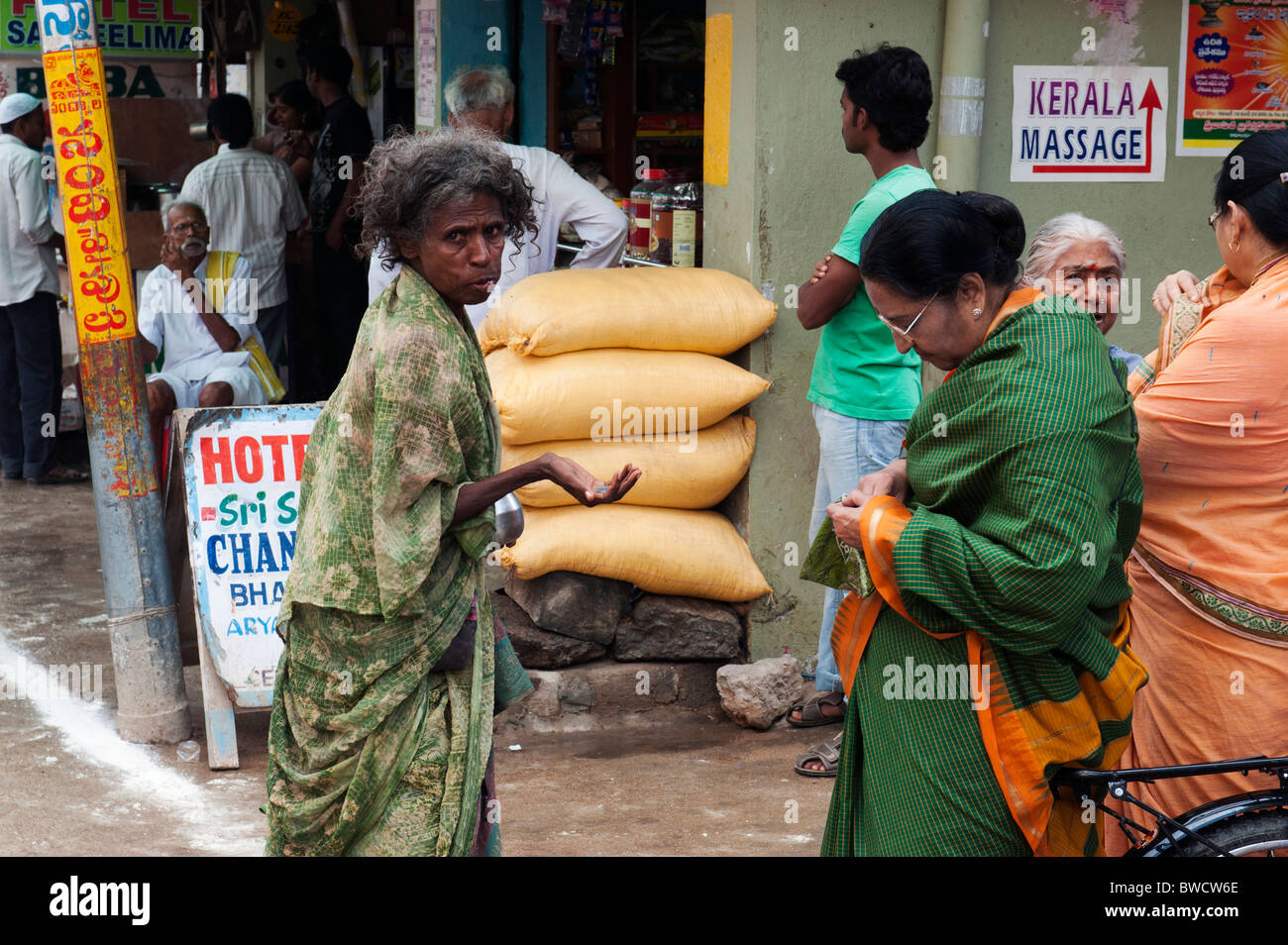 Abbassare casta donna indiana a mendicare per strada. Puttaparthi, Andhra Pradesh, India Foto Stock