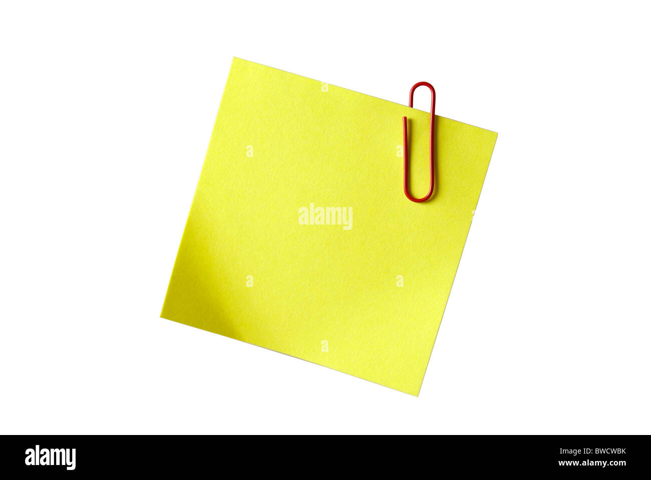 Bigliettino giallo notepaper con carta rossa-clip isolato su bianco. Spazio vuoto per il disegno o il testo. Foto Stock