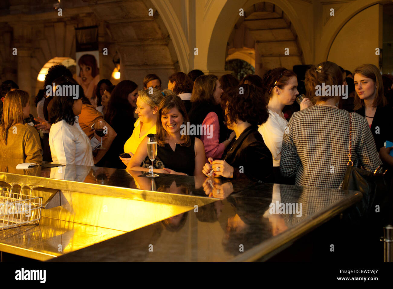 Donne evento di networking presso un bar Foto Stock