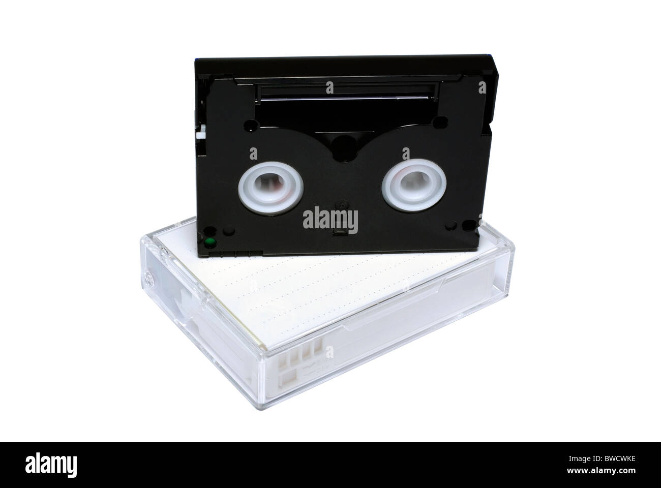 Due mini-DV cassette isolate su sfondo bianco. Foto Stock