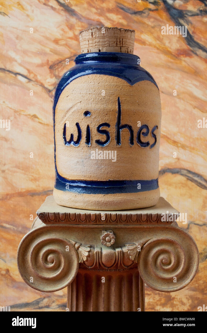 Bottiglia di auguri su un piedistallo Foto Stock