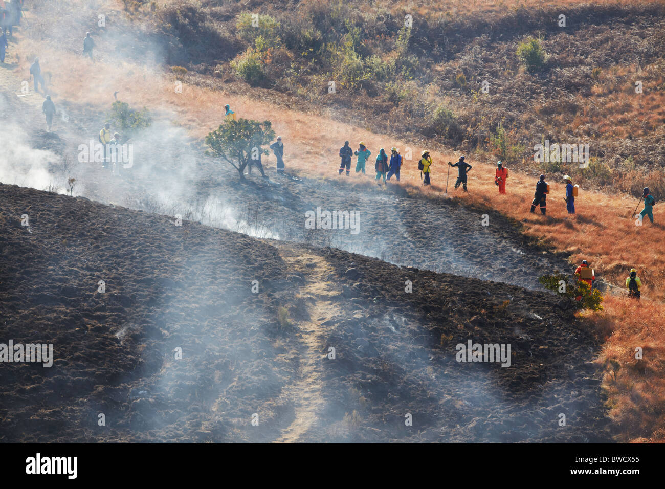 Incendi controllati essendo accesa, Ukhahlamba-Drakensberg Park, KwaZulu-Natal, Sud Africa Foto Stock