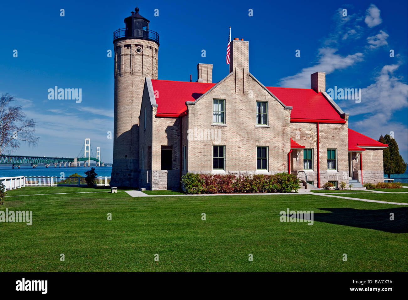Michigan's Old Mackinac Point Lighthouse (1889) sorge in corrispondenza della giunzione del lago Michigan e del Lago Huron con il ponte Mackinac. Foto Stock